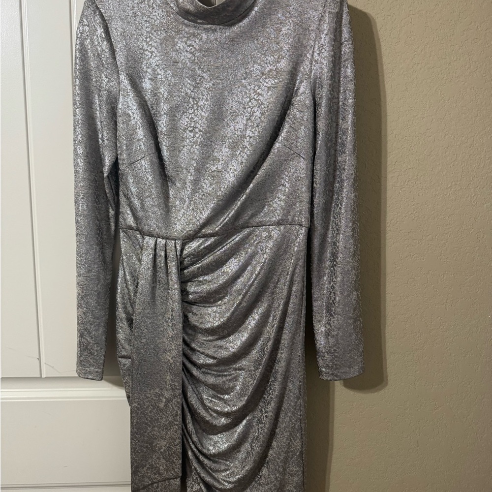 Only wore once. This elegant dresss is gorgeous.